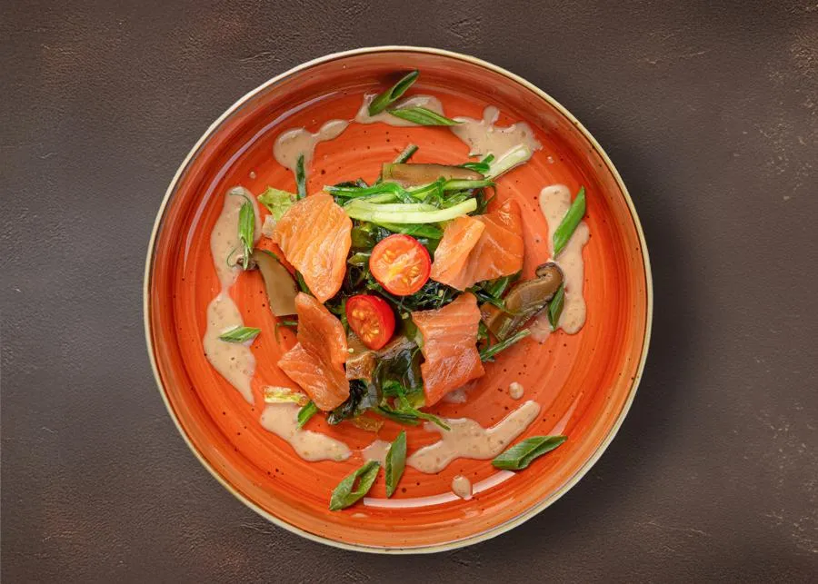 Салат с лососем, чуккой и шиитаке