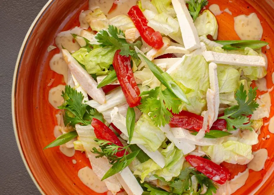Салат с курицей, сыром тофу и трюфельным маслом